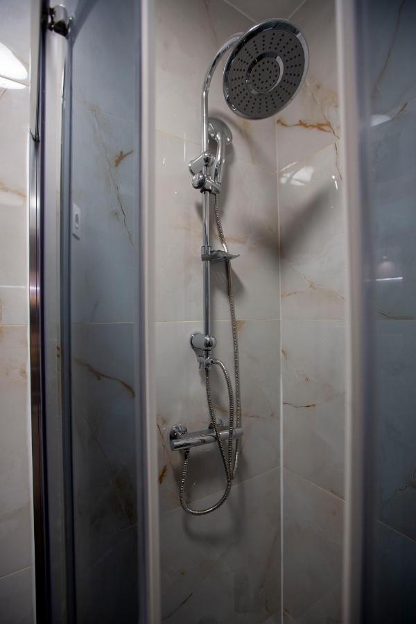 Stylish Quentin Apartment In The King Street บูดาเปสต์ ภายนอก รูปภาพ