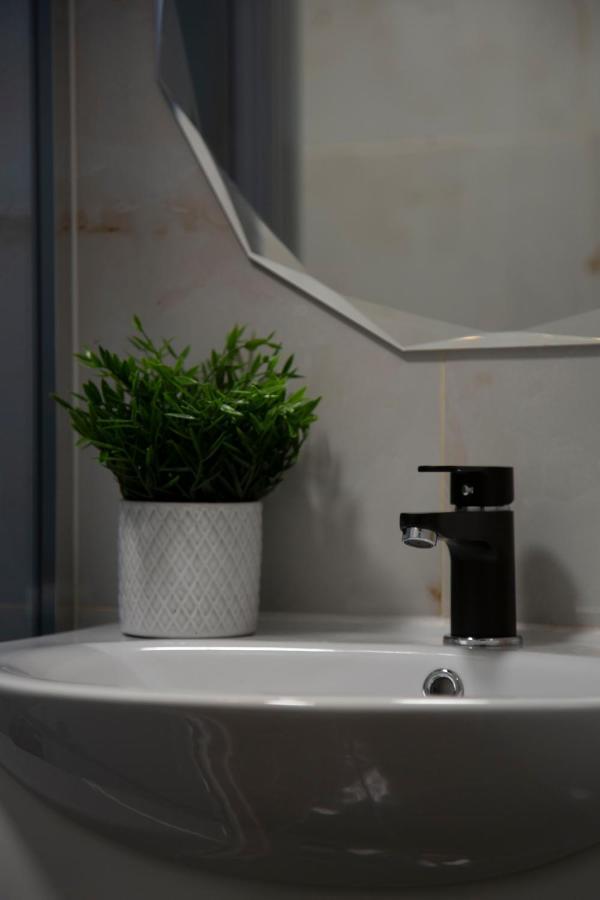 Stylish Quentin Apartment In The King Street บูดาเปสต์ ภายนอก รูปภาพ